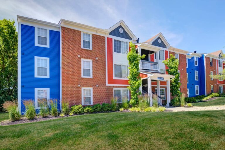 The exterior building at McCauly Crossing Blue Ash apartments.